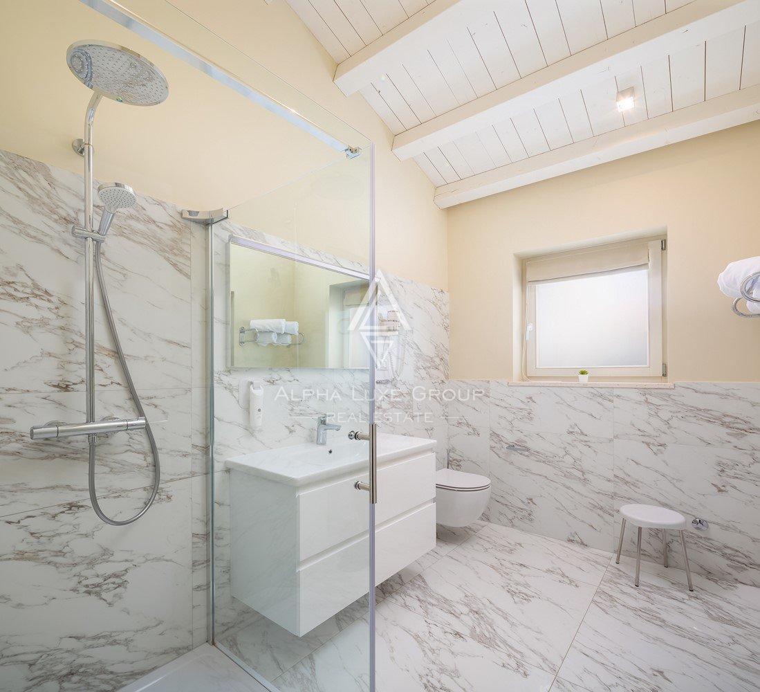 Istra, Svetvinčenat: Prostrana vila z bazenom in razgledom