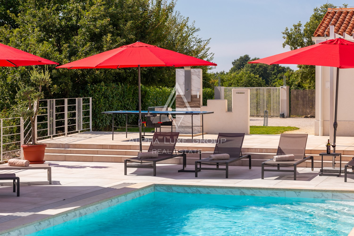 Istra, Svetvinčenat: Prostrana vila z bazenom in razgledom