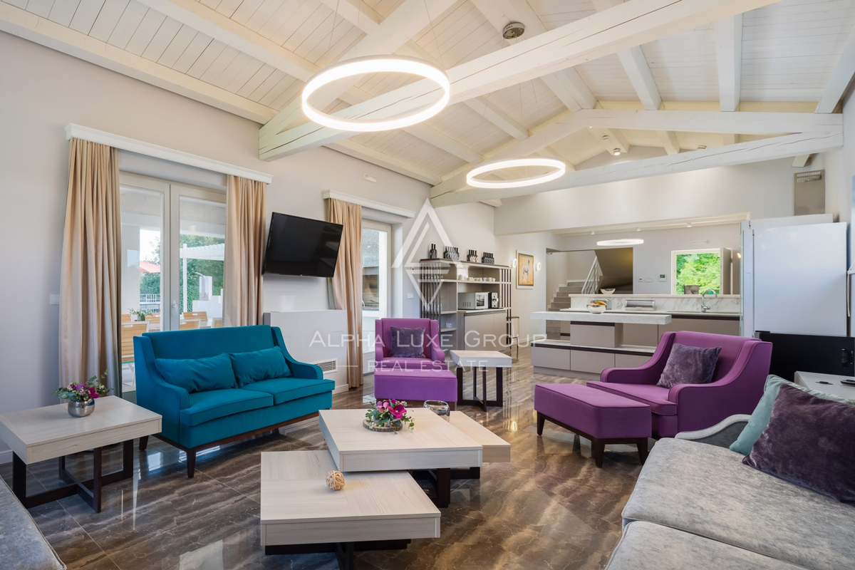 Istra, Svetvinčenat: Prostrana vila z bazenom in razgledom