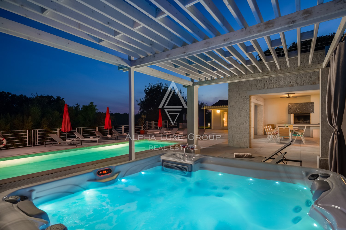 Istra, Svetvinčenat: Prostrana vila z bazenom in razgledom