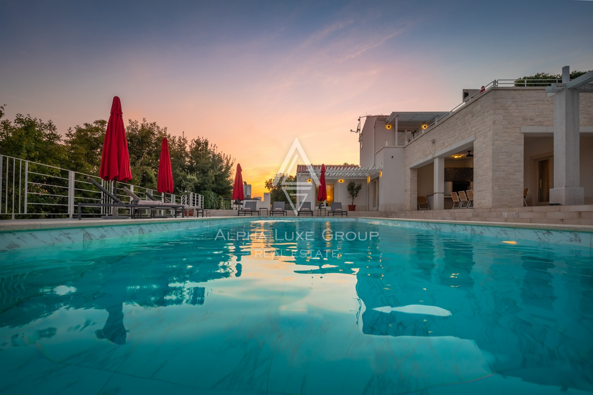 Istra, Svetvinčenat: Prostrana vila z bazenom in razgledom