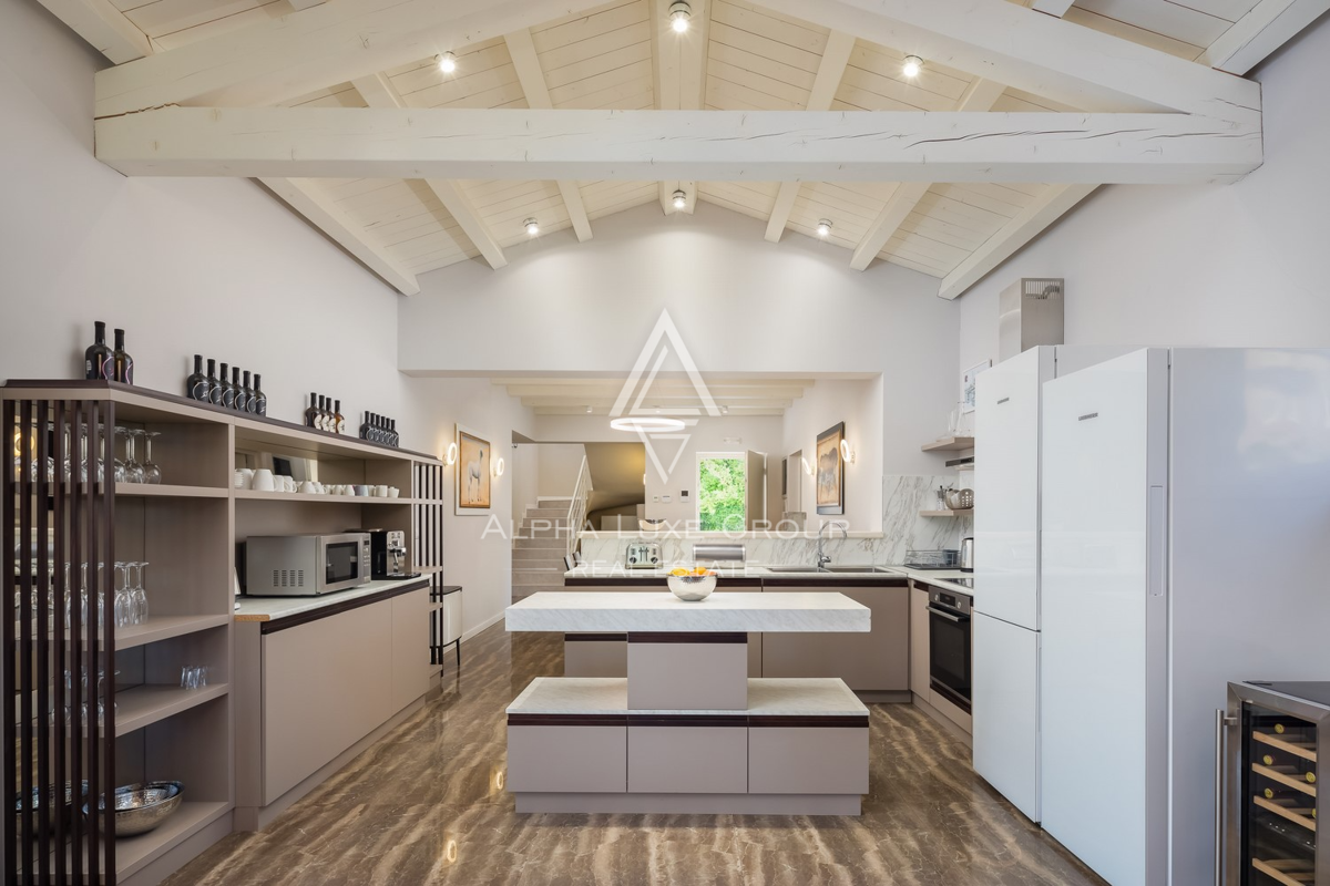 Istra, Svetvinčenat: Prostrana vila z bazenom in razgledom