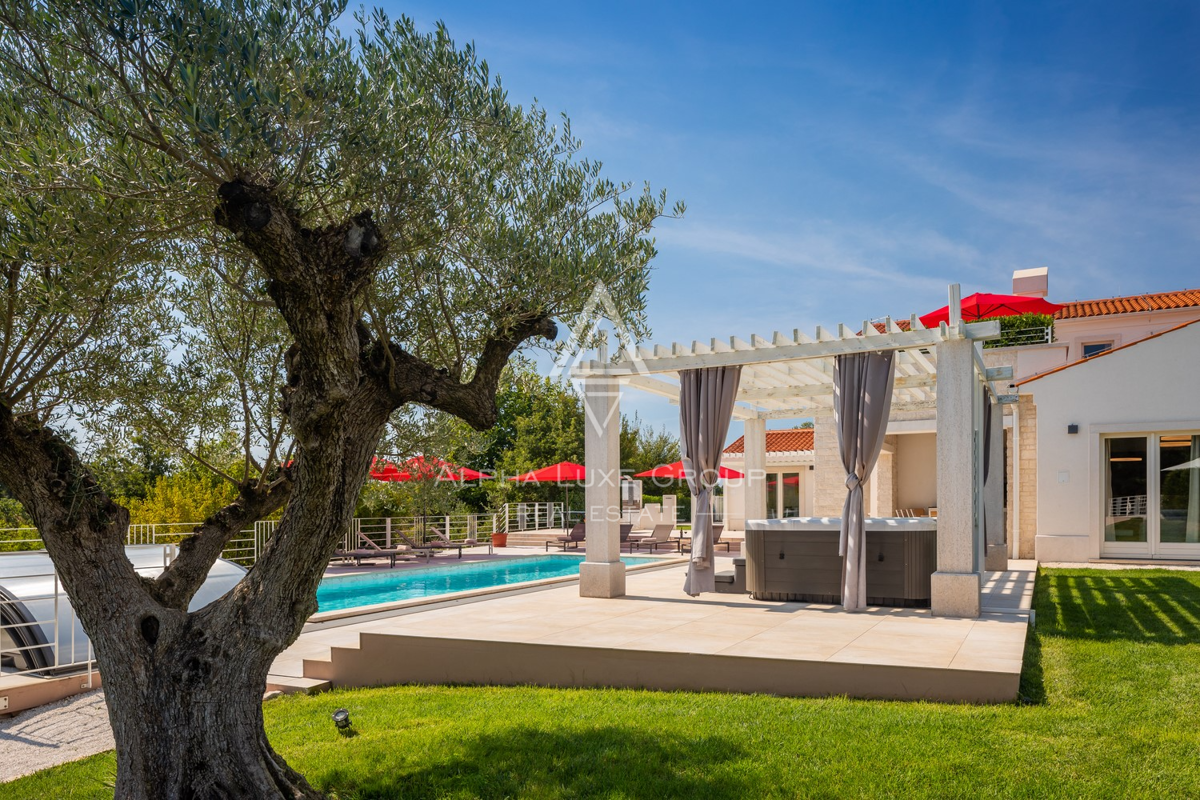 Istra, Svetvinčenat: Prostrana vila z bazenom in razgledom