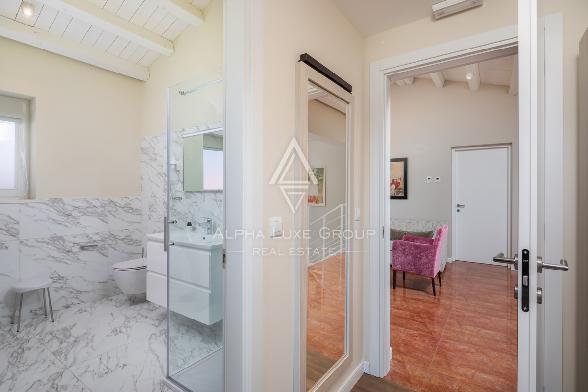 Istra, Svetvinčenat: Prostrana vila z bazenom in razgledom