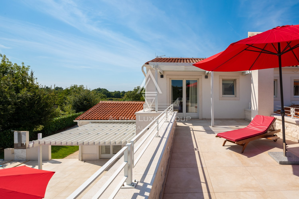 Istra, Svetvinčenat: Prostrana vila z bazenom in razgledom