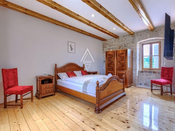 Istra, Poreč – Prenovljena kamnita hiša z jacuzzijem na prodaj