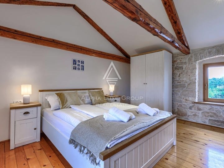 Istra, Poreč – Prenovljena kamnita hiša z jacuzzijem na prodaj