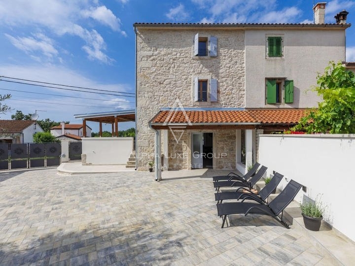 Istra, Poreč – Prenovljena kamnita hiša z jacuzzijem na prodaj
