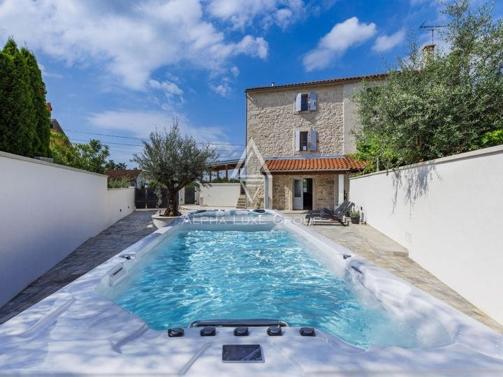 Istra, Poreč – Prenovljena kamnita hiša z jacuzzijem na prodaj