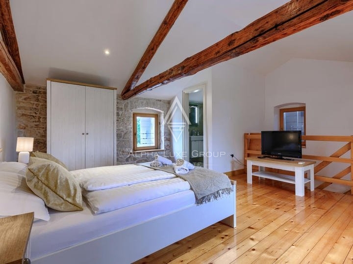 Istra, Poreč – Prenovljena kamnita hiša z jacuzzijem na prodaj