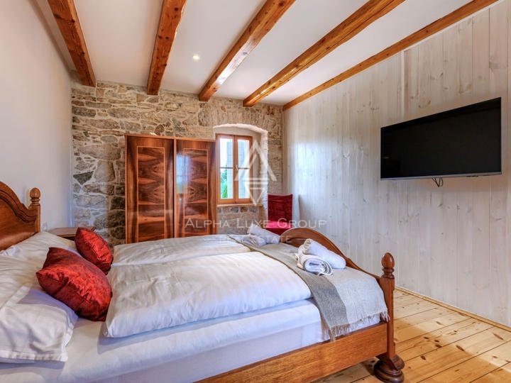 Istra, Poreč – Prenovljena kamnita hiša z jacuzzijem na prodaj