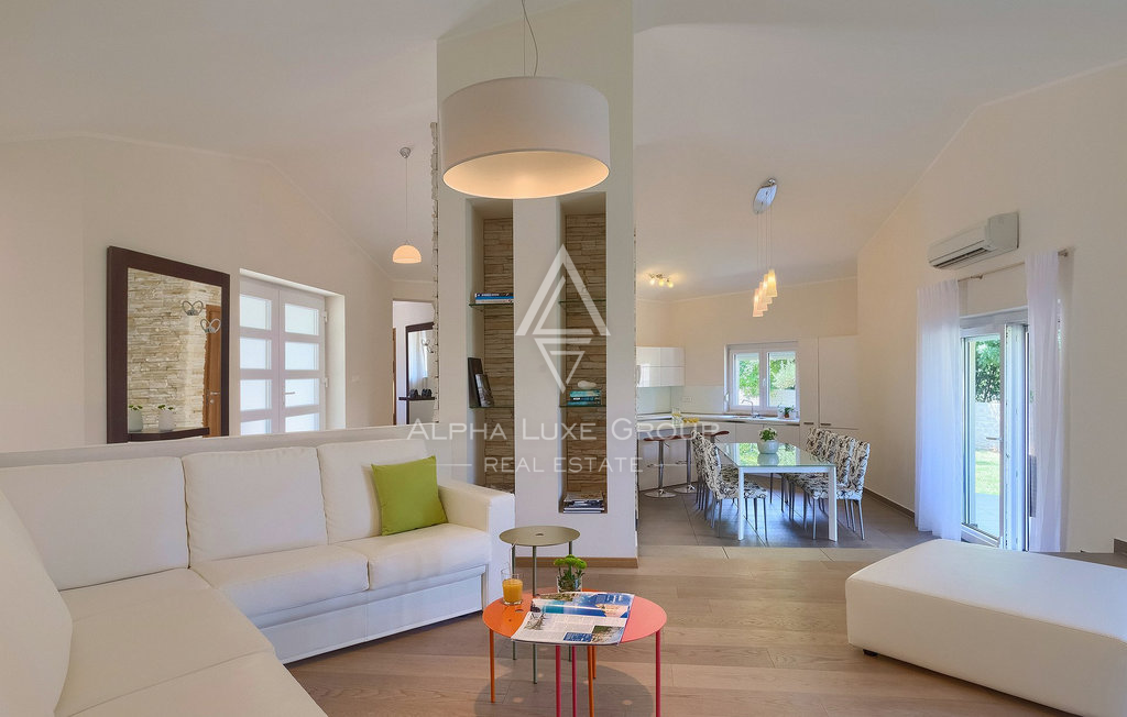 Istra, Kršan: Moderna hiša z bazenom in intimo