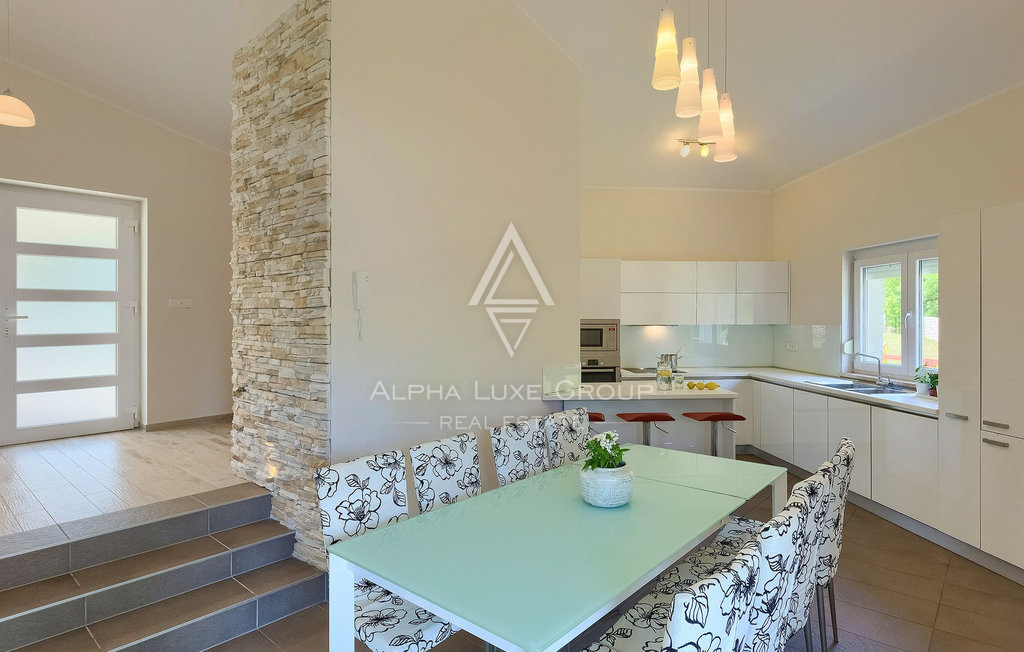 Istra, Kršan: Moderna hiša z bazenom in intimo