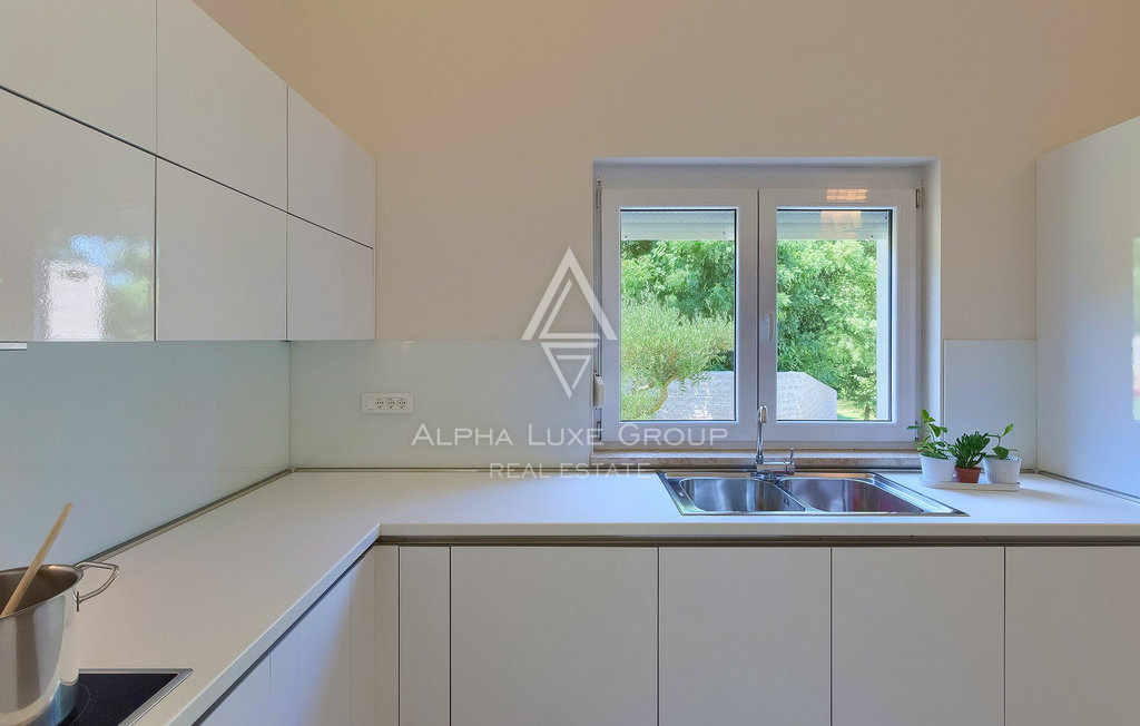 Istra, Kršan: Moderna hiša z bazenom in intimo