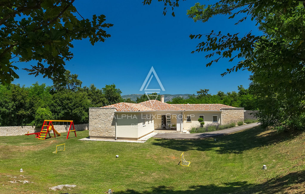 Istra, Kršan: Moderna hiša z bazenom in intimo