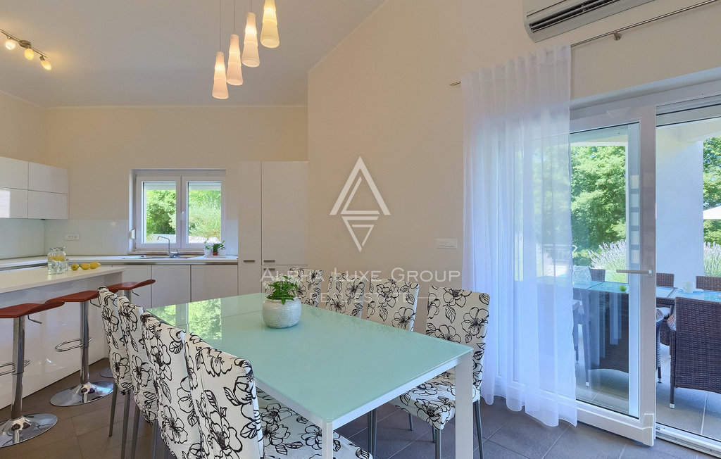 Istra, Kršan: Moderna hiša z bazenom in intimo