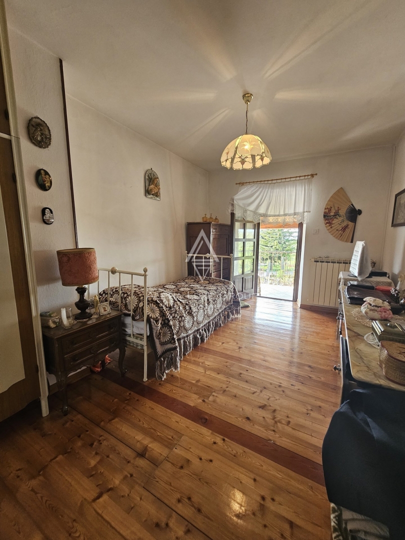 Istra, Buje, Rustikalna kamnita hiša s prostornim vrtom na prodaj