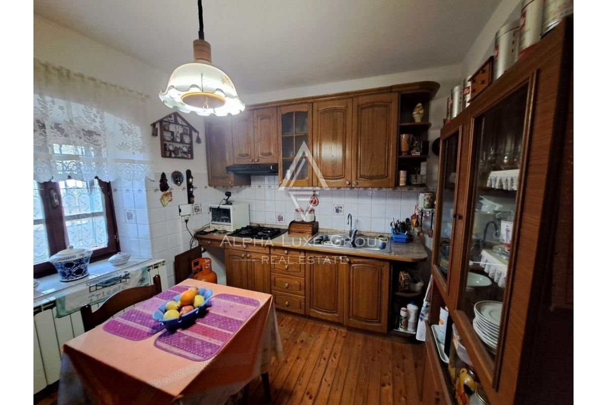 Istra, Buje, Rustikalna kamnita hiša s prostornim vrtom na prodaj