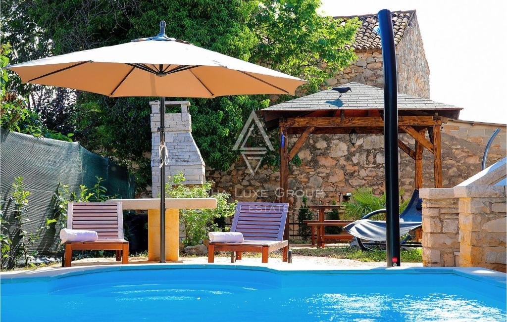 Istra, Umag, Prostorna počitniška hiša z bazenom in wellness vsebinami