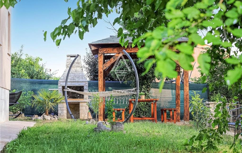 Istra, Umag, Prostorna počitniška hiša z bazenom in wellness vsebinami