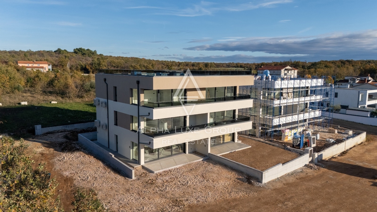 Istra, Poreč – Luksuzno pritlično stanovanje z dvoriščem, 3 km od centra mesta naprodaj