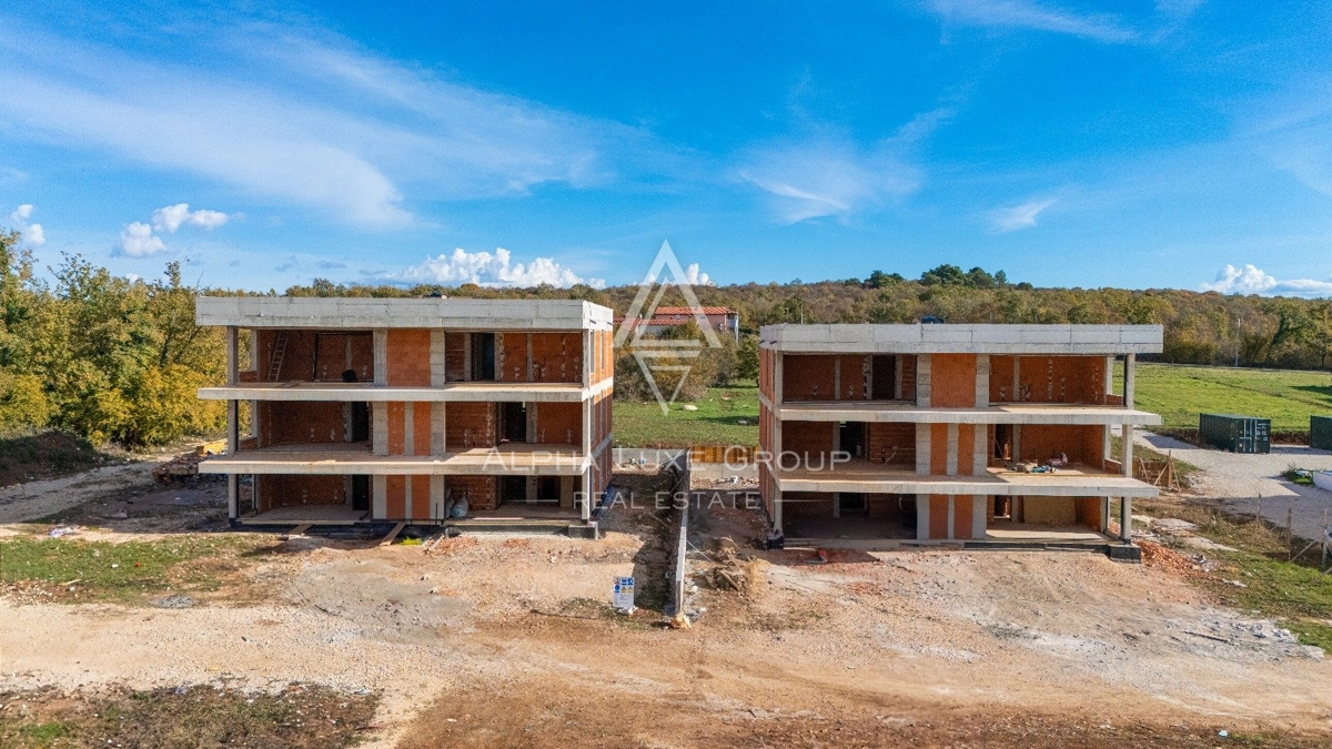 Istra, Poreč – Luksuzno pritlično stanovanje z dvoriščem, 3 km od centra mesta naprodaj