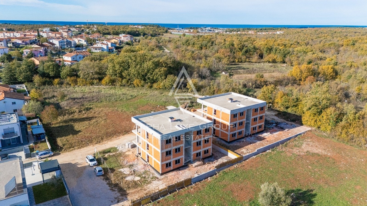 Istra, Poreč – Luksuzno pritlično stanovanje z dvoriščem, 3 km od centra mesta naprodaj