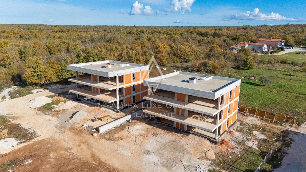 Istra, Poreč – Luksuzno pritlično stanovanje z dvoriščem, 3 km od centra mesta naprodaj