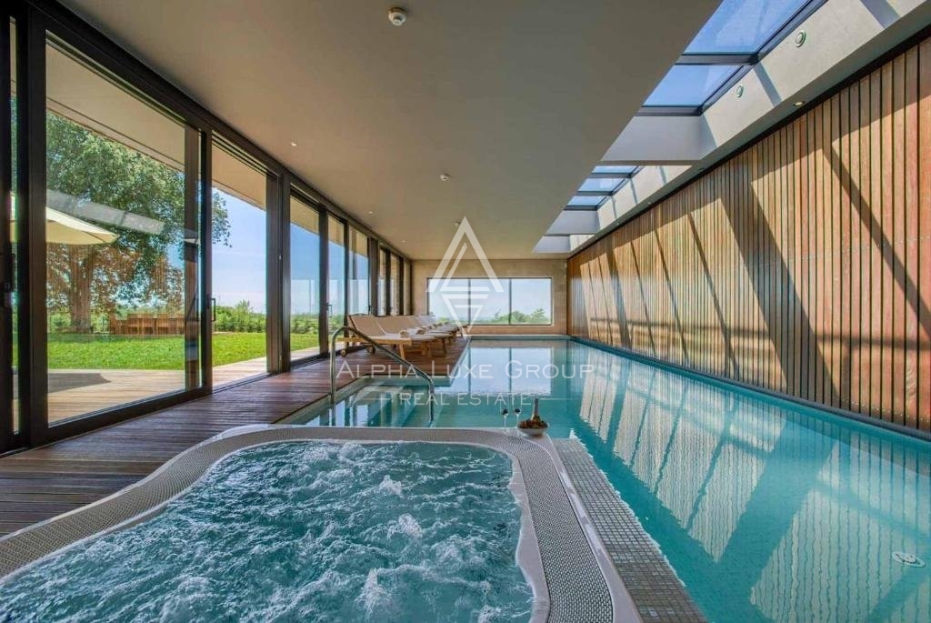 Istra, Poreč – Luksuzna vila z notranjim bazenom in wellnessom na prodaj