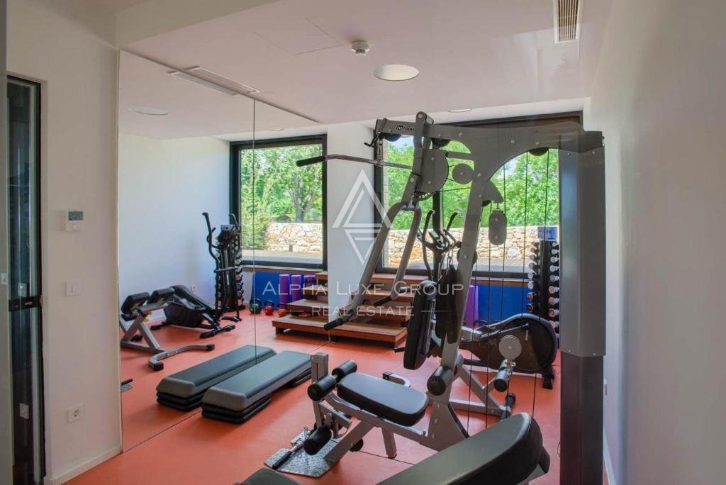 Istra, Poreč – Luksuzna vila z notranjim bazenom in wellnessom na prodaj