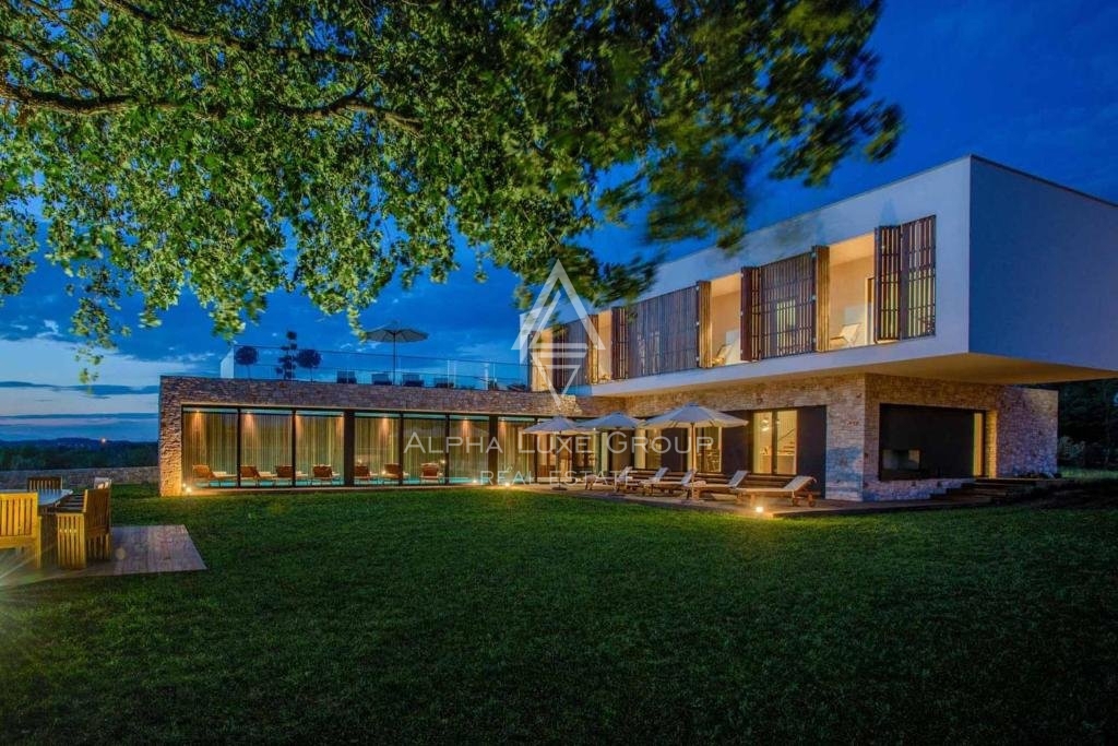 Istra, Poreč – Luksuzna vila z notranjim bazenom in wellnessom na prodaj