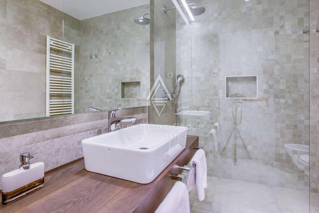 Istra, Poreč – Luksuzna vila z notranjim bazenom in wellnessom na prodaj