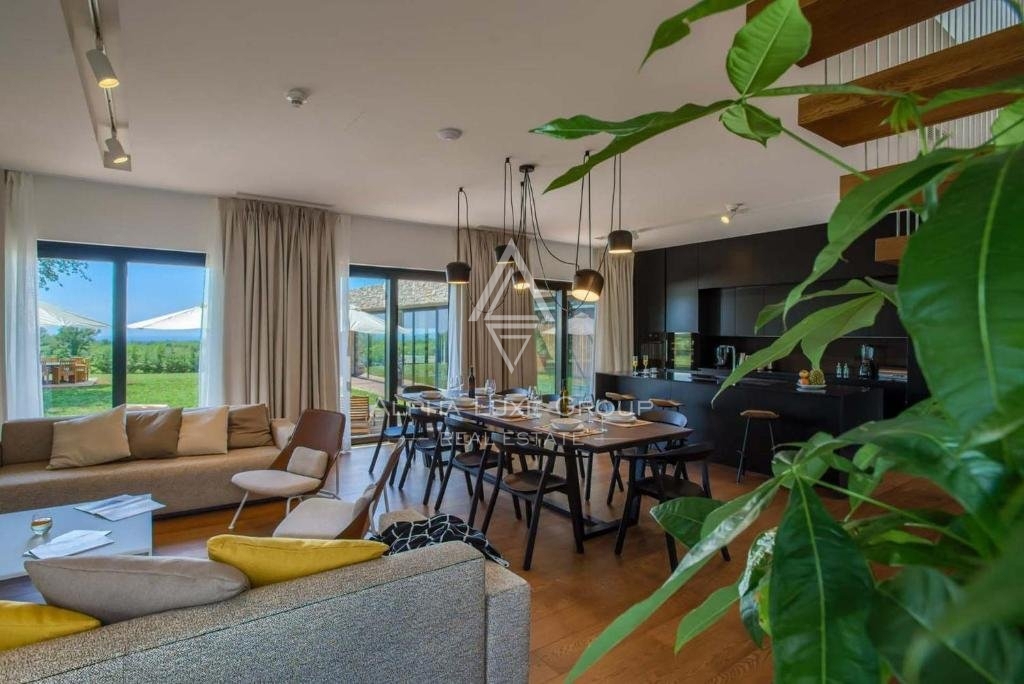 Istra, Poreč – Luksuzna vila z notranjim bazenom in wellnessom na prodaj