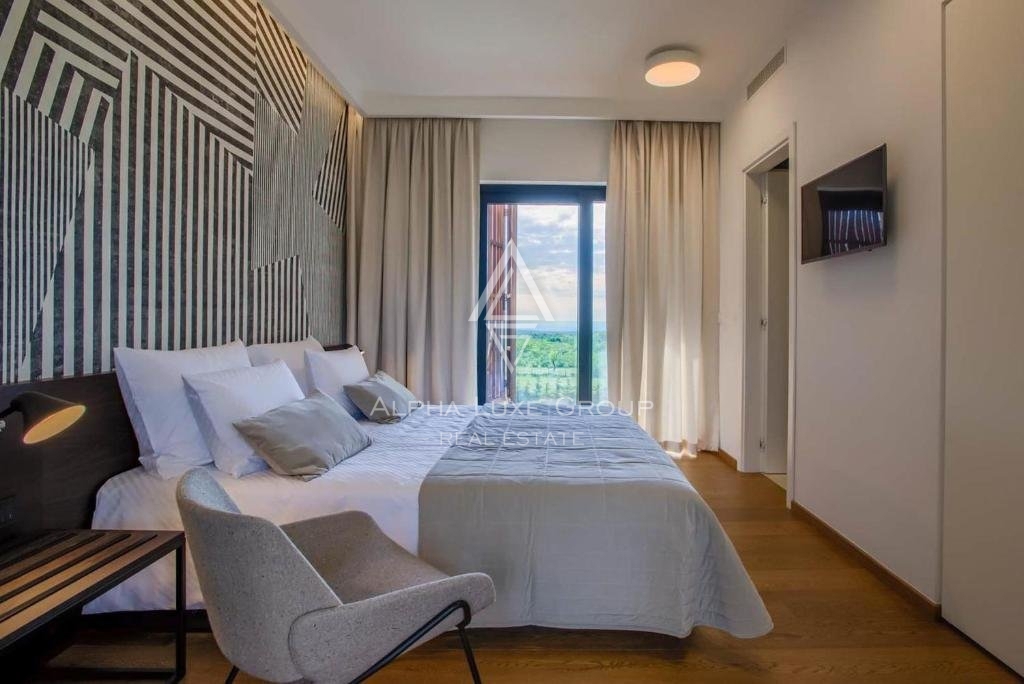 Istra, Poreč – Luksuzna vila z notranjim bazenom in wellnessom na prodaj