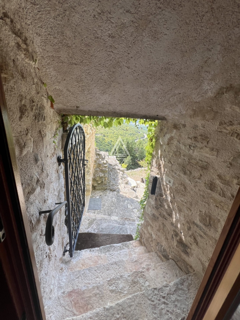 Buje, Istra: Čudovita kamnita vila s panoramskim razgledom naprodaj