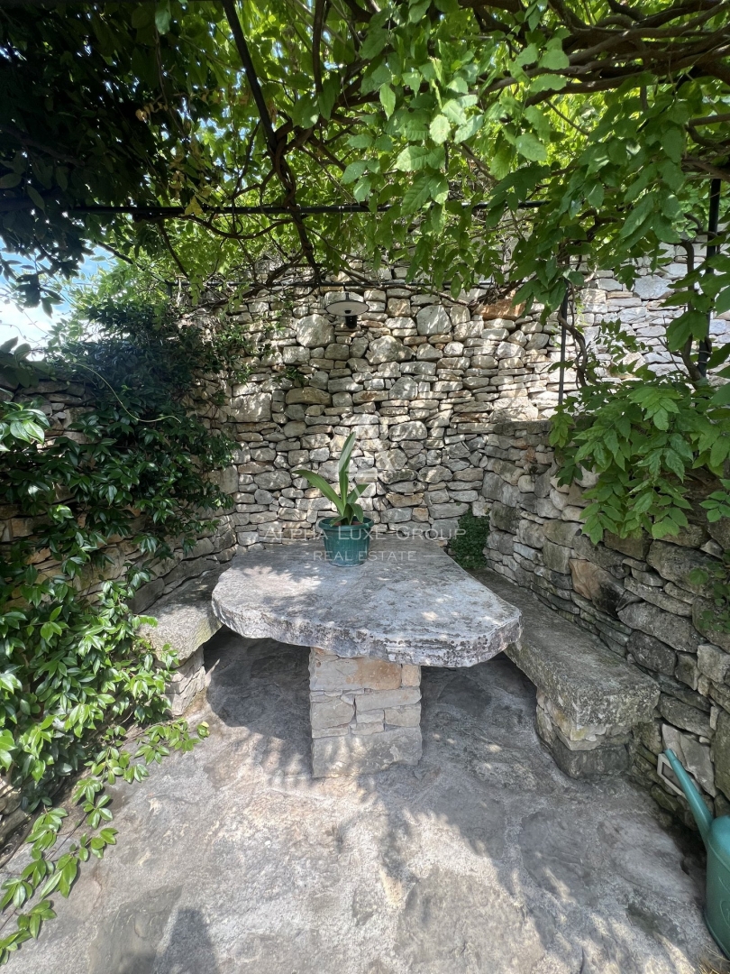 Buje, Istra: Čudovita kamnita vila s panoramskim razgledom naprodaj