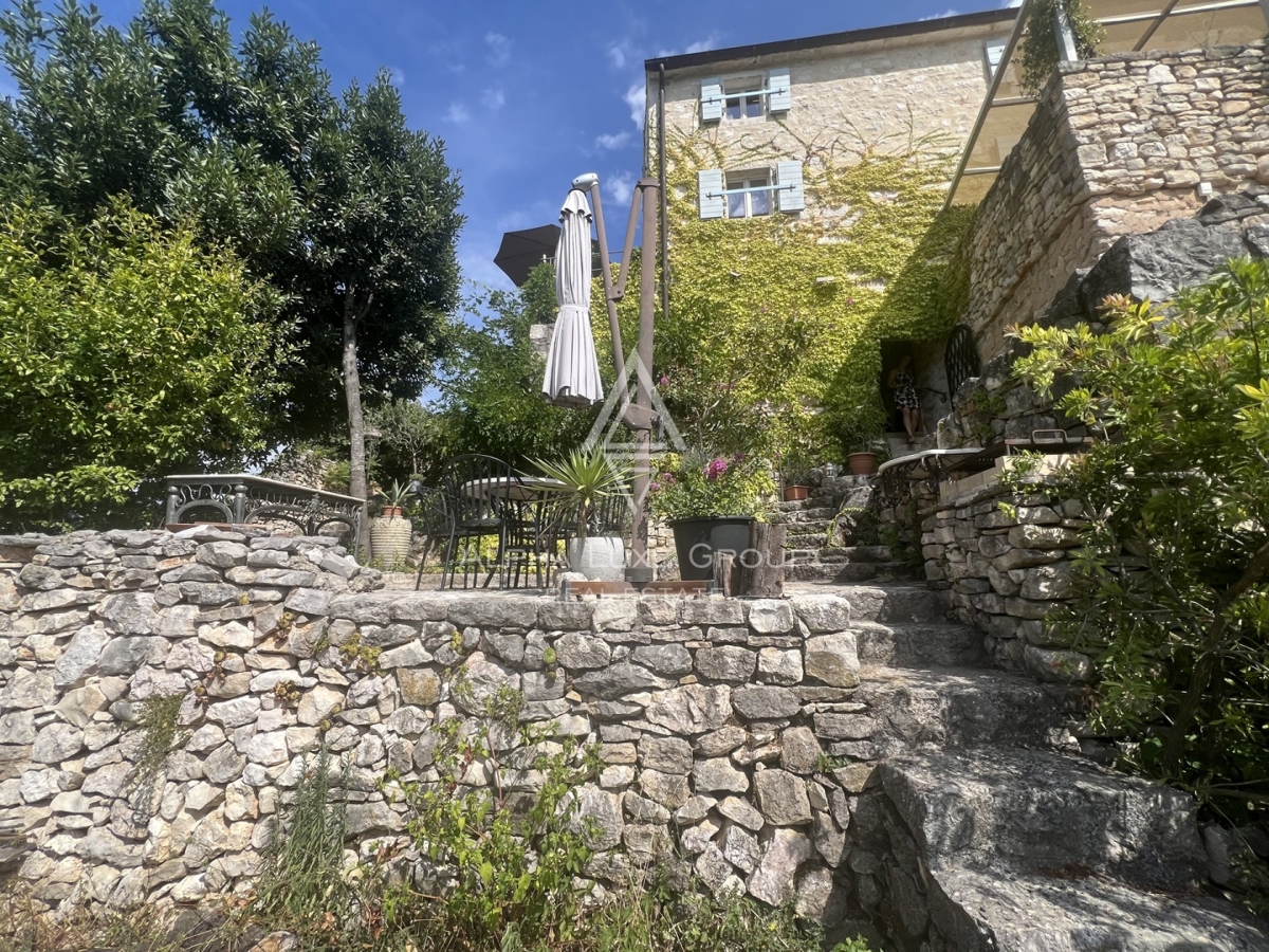 Buje, Istra: Čudovita kamnita vila s panoramskim razgledom naprodaj