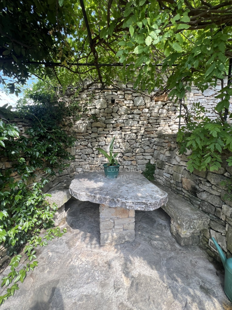 Buje, Istra: Čudovita kamnita vila s panoramskim razgledom naprodaj
