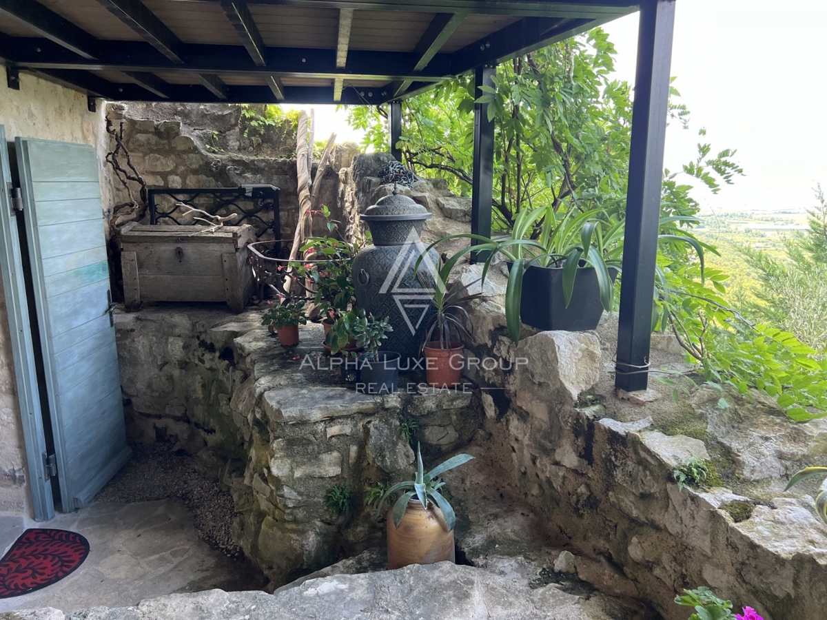 Buje, Istra: Čudovita kamnita vila s panoramskim razgledom naprodaj