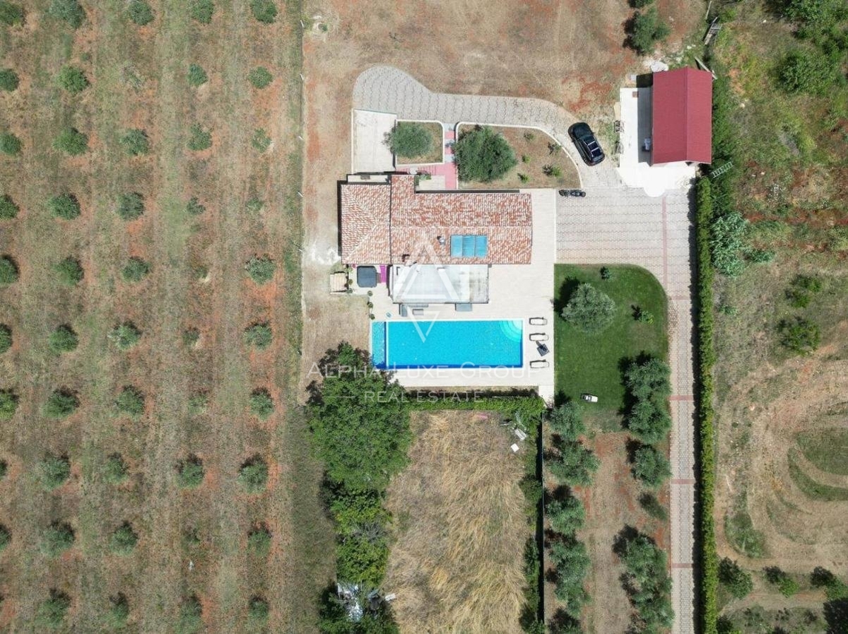 ISTRIA, NOVIGRAD - Elegantna samostojna nepremičnina z obsežnim bazenom