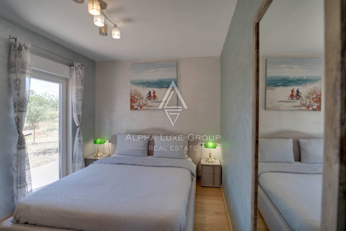 ISTRIA, NOVIGRAD - Elegantna samostojna nepremičnina z obsežnim bazenom