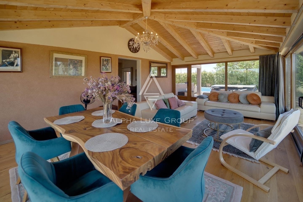 ISTRIA, NOVIGRAD - Elegantna samostojna nepremičnina z obsežnim bazenom