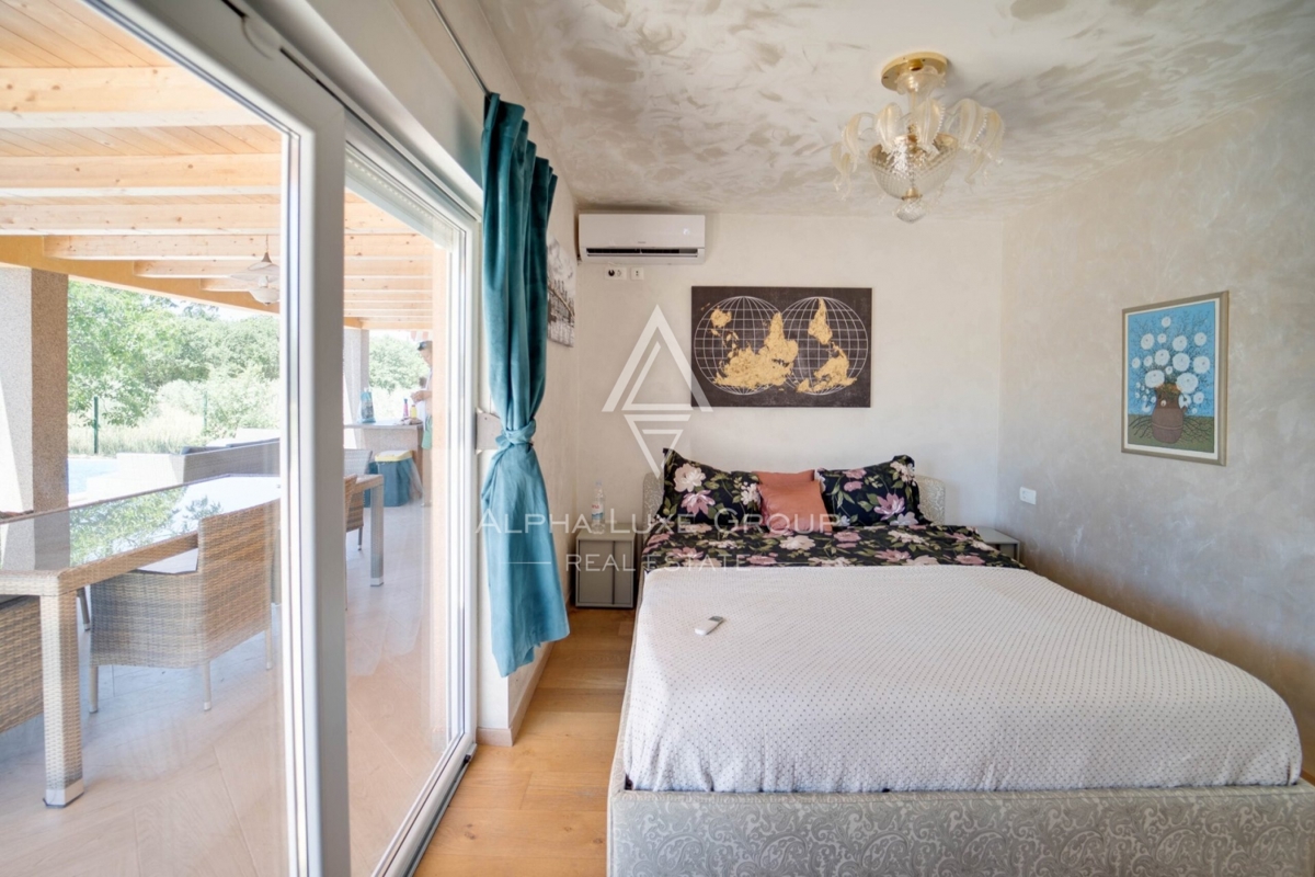 ISTRIA, NOVIGRAD - Elegantna samostojna nepremičnina z obsežnim bazenom