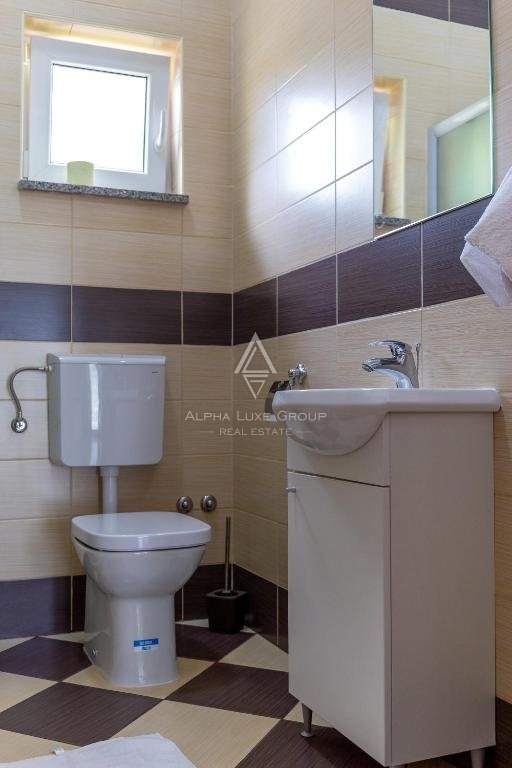 Umag in okolica: Odlična investicijska priložnost s poslovno stavbo in apartmajsko hišo