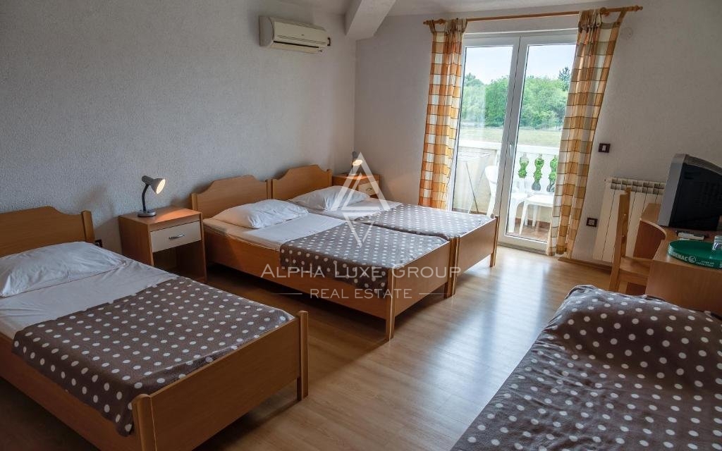 Umag in okolica: Odlična investicijska priložnost s poslovno stavbo in apartmajsko hišo