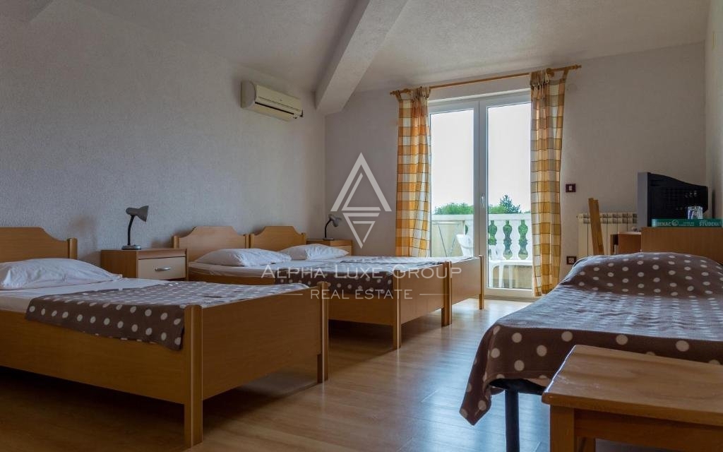 Umag in okolica: Odlična investicijska priložnost s poslovno stavbo in apartmajsko hišo