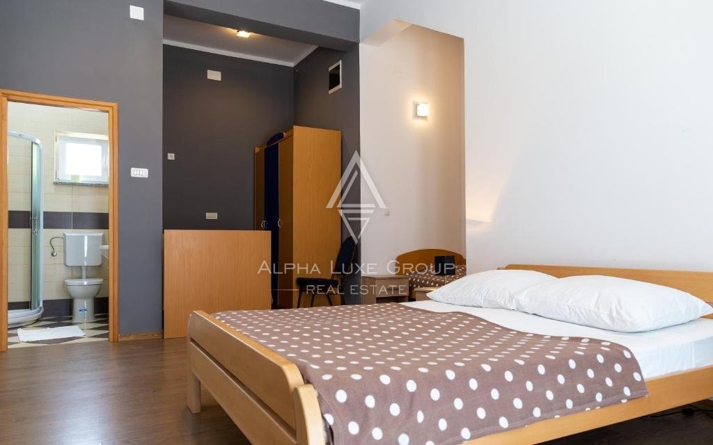 Umag in okolica: Odlična investicijska priložnost s poslovno stavbo in apartmajsko hišo