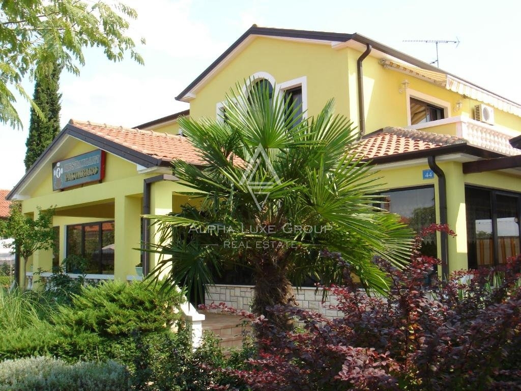 Umag in okolica: Odlična investicijska priložnost s poslovno stavbo in apartmajsko hišo