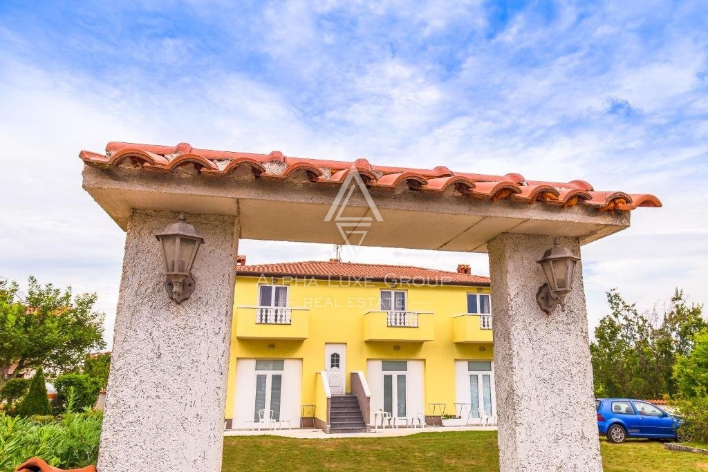 Umag in okolica: Odlična investicijska priložnost s poslovno stavbo in apartmajsko hišo