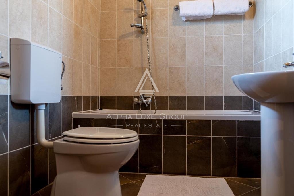 Umag in okolica: Odlična investicijska priložnost s poslovno stavbo in apartmajsko hišo